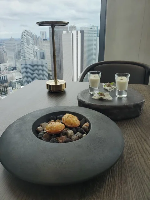 ランチコースKAZEのアペリティフ3種。食欲をそそる彩り豊かなひと口前菜