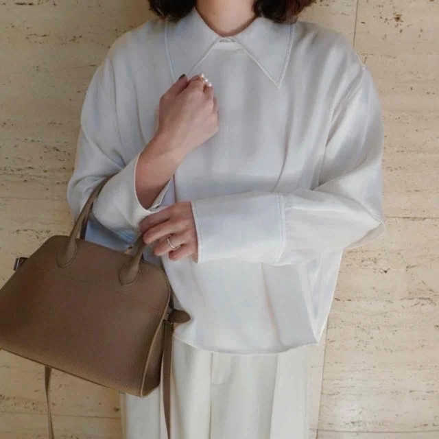着用ブラウスはUNIQLO:Cサテンオーバーサイズショートブラウス/5分袖