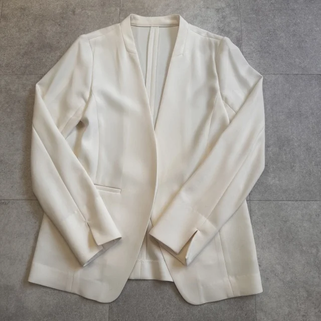 【冬の通勤コーデ】白ジャケットで作る冬の華やぎ通勤スタイル！_1_2