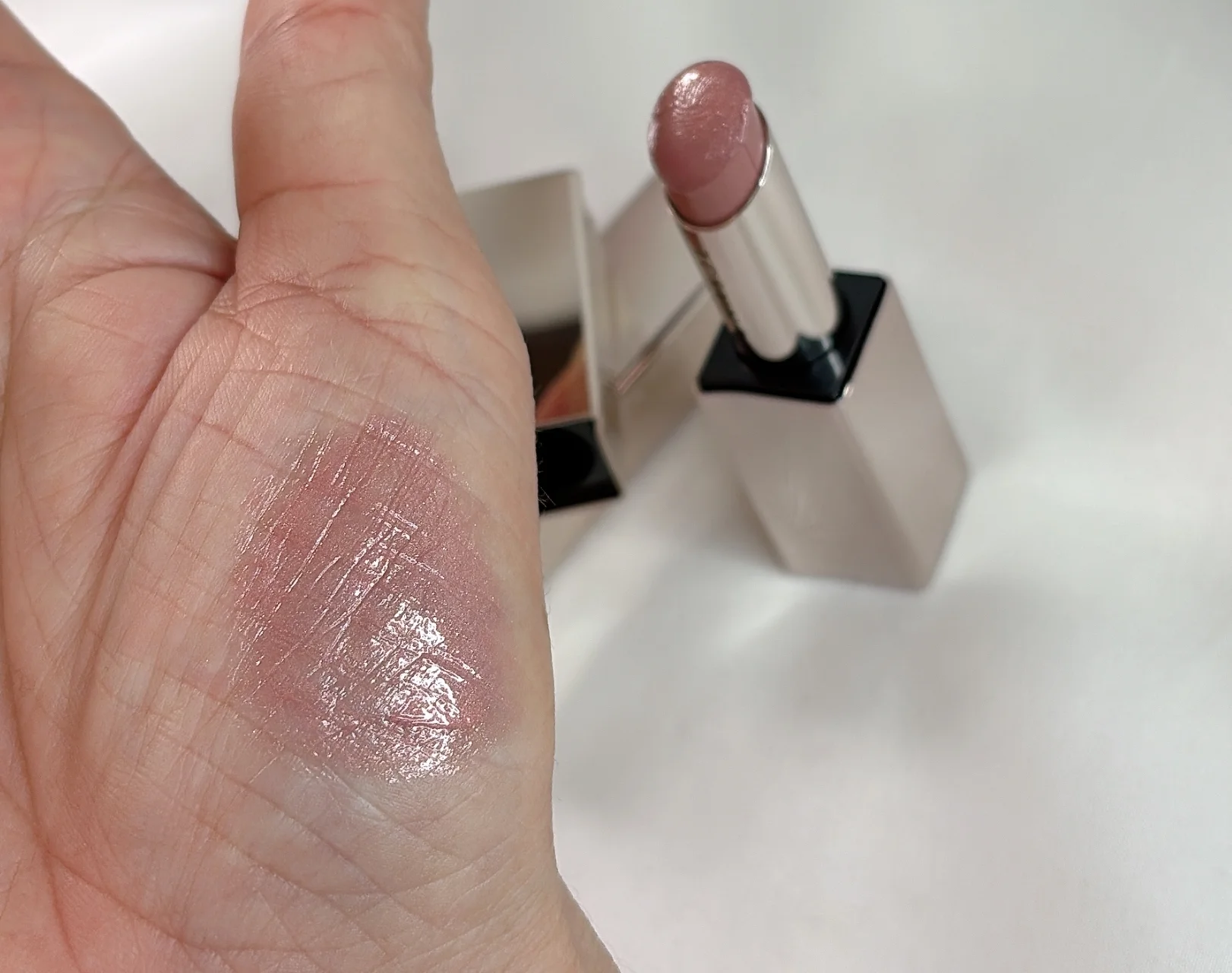 2025 新作コスメ　Cervoke　セルヴォーク　上の01 テンダーヌードは、凛とした印象のクリーミーベージュ。血色感も補える絶妙カラーで、ナチュラルに美しい唇を演出します。どんなシーンにもフィットしそうな色。   下は05 トーキョービート。イエローすぎないキャメルは、肌から浮くことなく唇にインパクトとしゃれ感をプラス。ひと味違う“自分らしさ”を唇にまといたいなら、断然このカラーを選んでみて