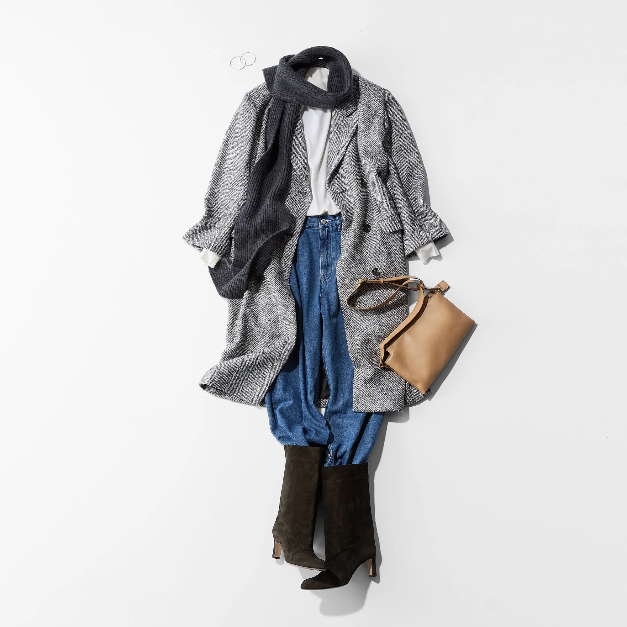 40代ファッション ロングコート×デニムパンツ×ロングブーツコーデ