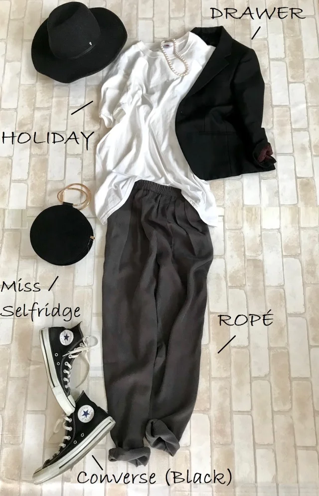 黒コンバースのハイカットスニーカー×Tシャツ＆パンツのファッションコーデ