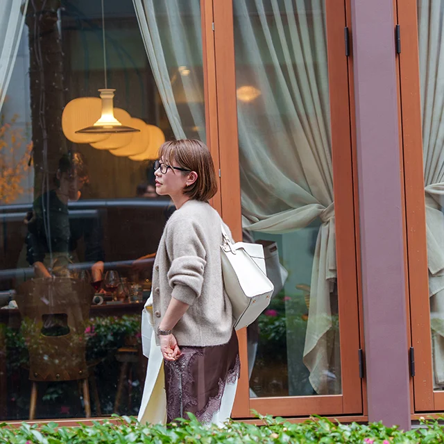 話題のキャミワンピを品よく。大人のランチスタイル