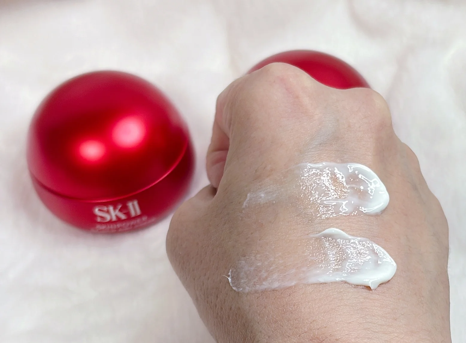 2025 秋　新作コスメ　SK-II スキンケア エイジングケア　 スキンパワー リニュー シリーズ　質感の比較写真