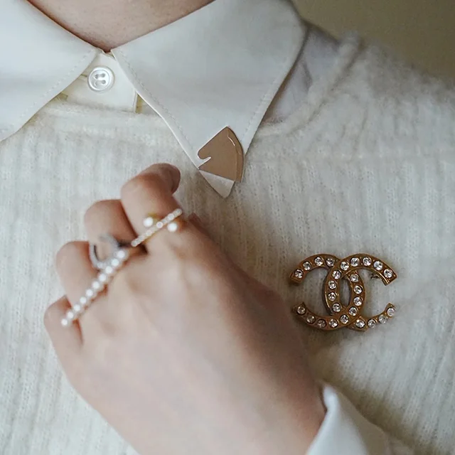 大人のジュエリーコーディネート　ピンブローチ　馬モチーフ　シャネルブローチ　パールリング　アコヤパール　アコヤ真珠