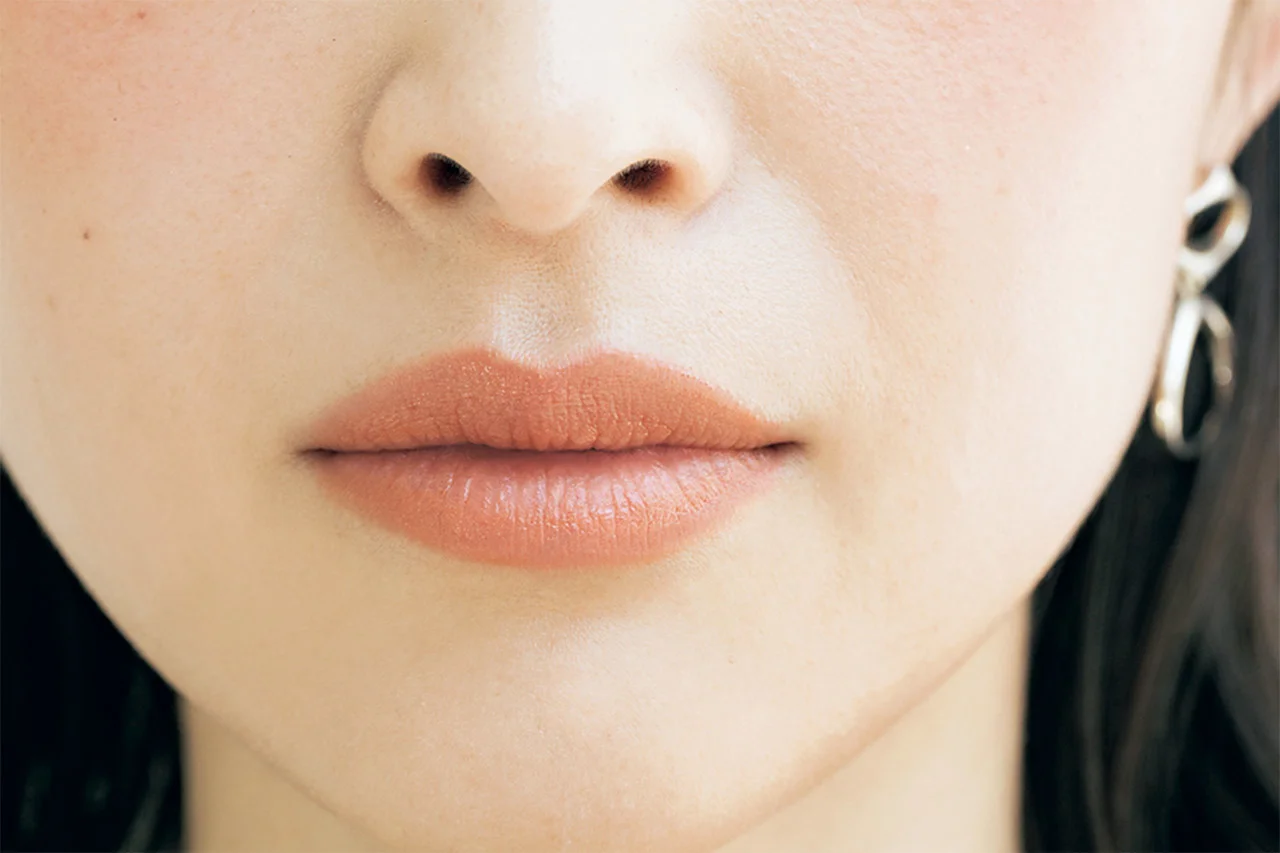 Lips マット質感と曲線的輪郭で優しさとインテリジェンスをオン