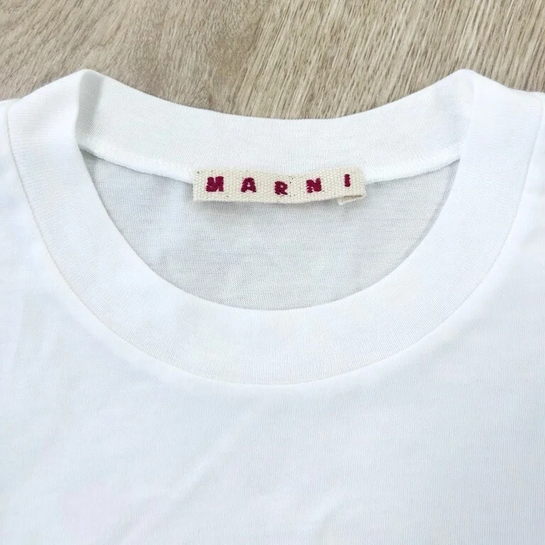 マルニのロゴTシャツ　首もと
