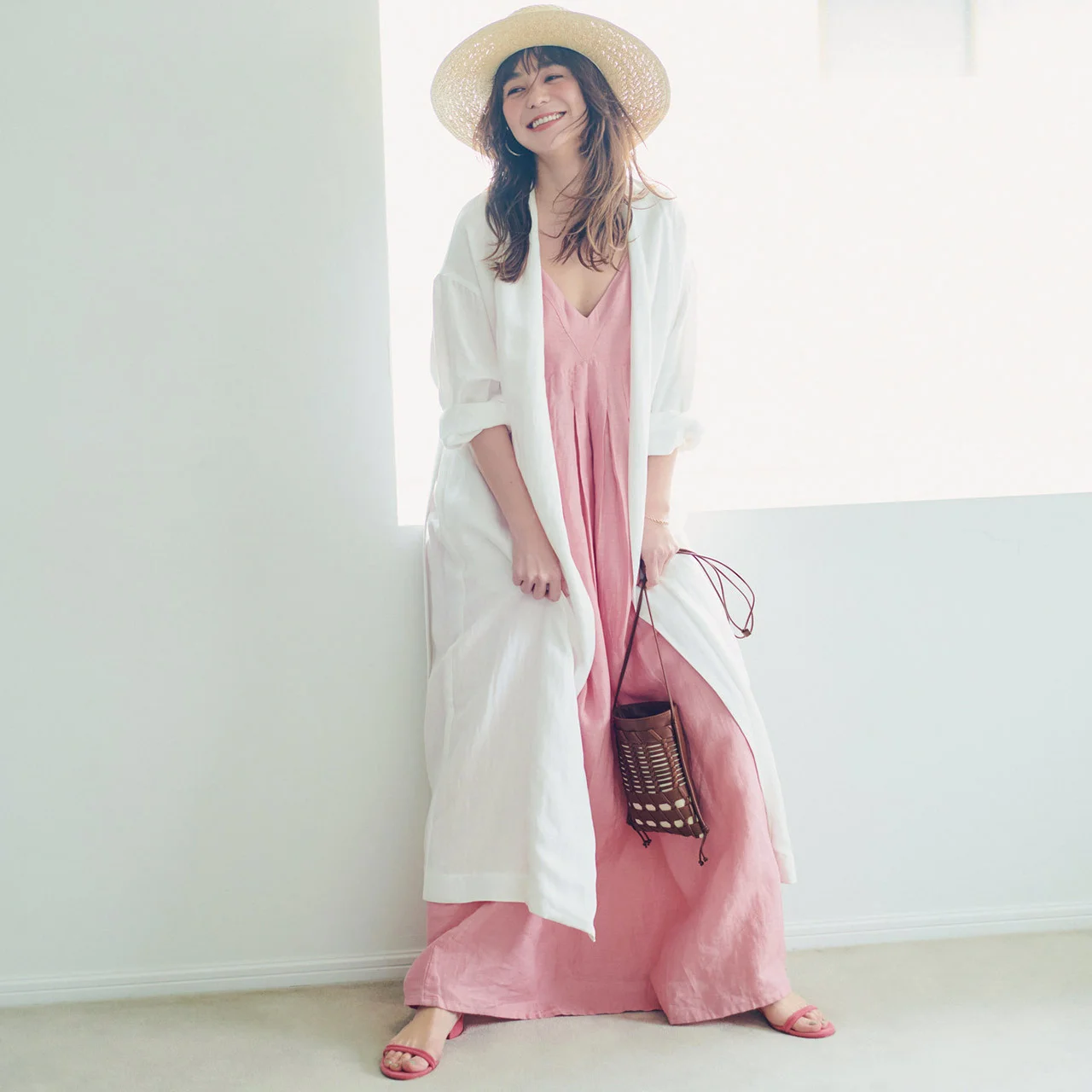 ■白コート×淡ピンクのワンピースコーデ