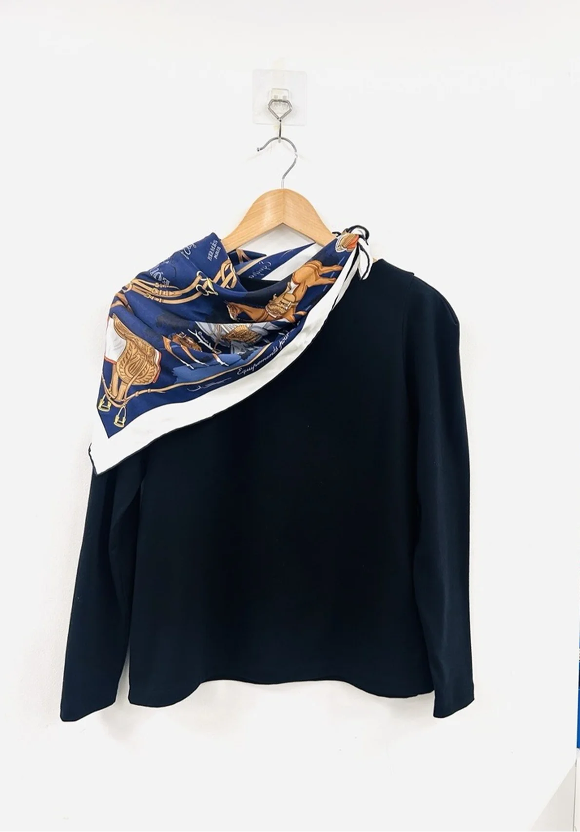 エルメススカーフ巻き方アレンジ　黒無地のトップス合わせ