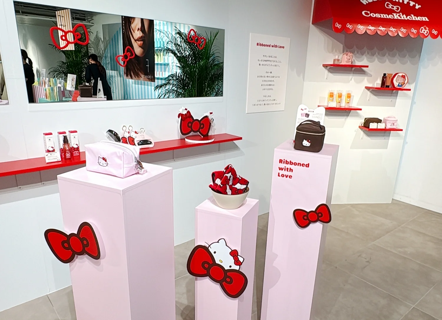 新作コスメ　最後に、毎度楽しみなコラボレーション企画も。この夏は満を持して「HELLO KITTY」が登場です！　コスメキッチン　限定品