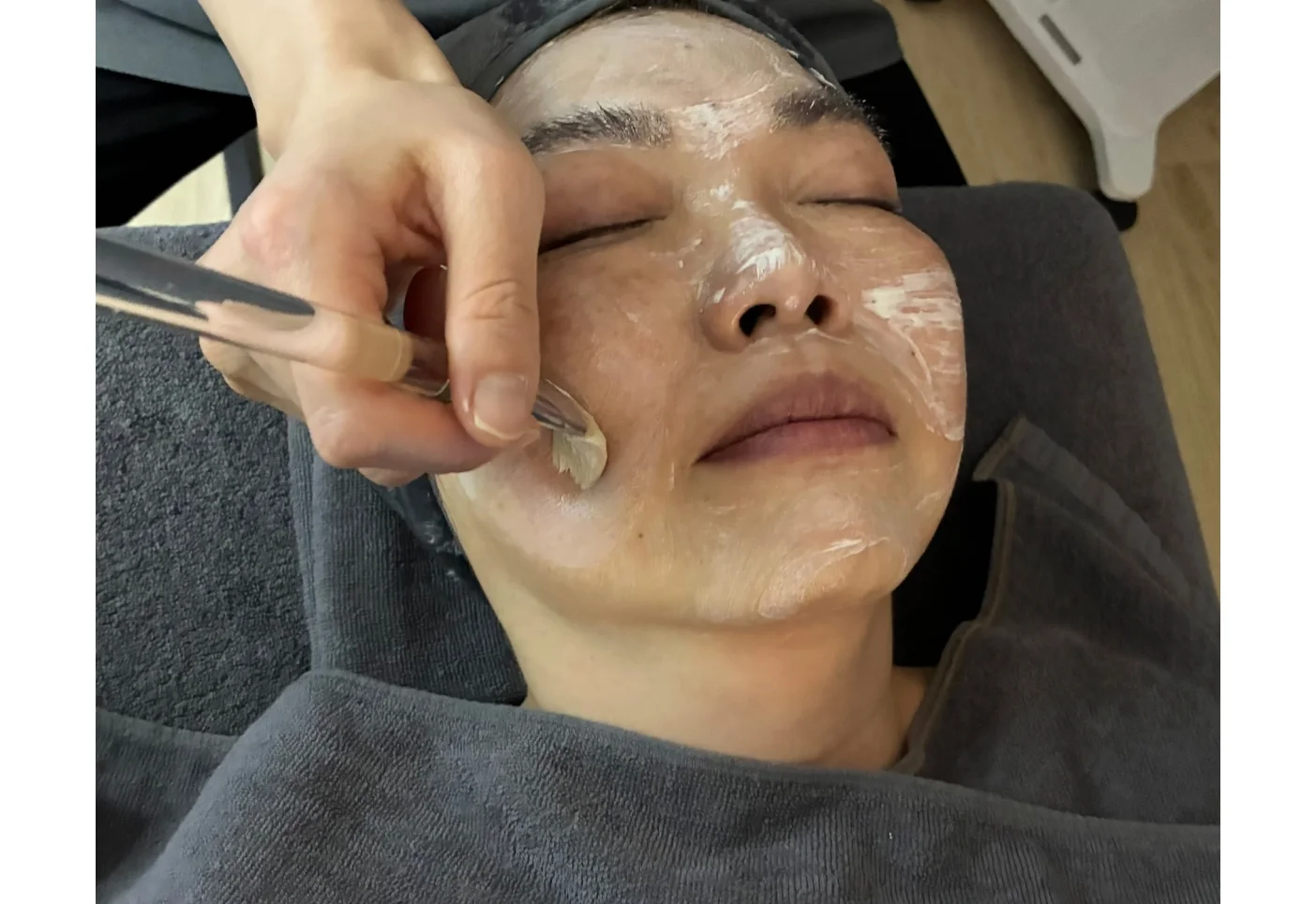 銀座の新ビューティスポット「エンビロンズ銀座」　　トリートメント　施術中の写真　ビタミンA＋C配合のトリートメントセラムを塗布するのですが……。エンビロンのトリートメントは、こんなふうにブラシを使って塗布