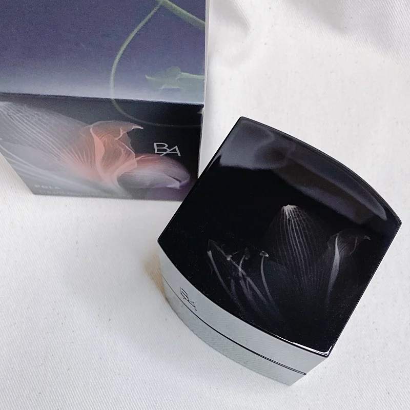 B.A ハイドレーティング カラークリームは漆黒のパッケージに浮き上がるレントゲンを用いたアートワークが印象的。まろやかな曲線を描くフォルムも美しい！