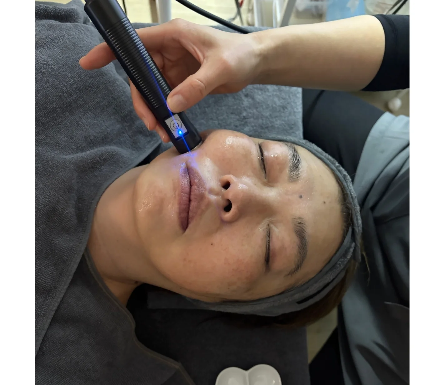 銀座の新ビューティスポット「エンビロンズ銀座」　　トリートメント　施術中の写真　超音波とイオン、ふたつの導入が同時に行えるソノイオントリートメント