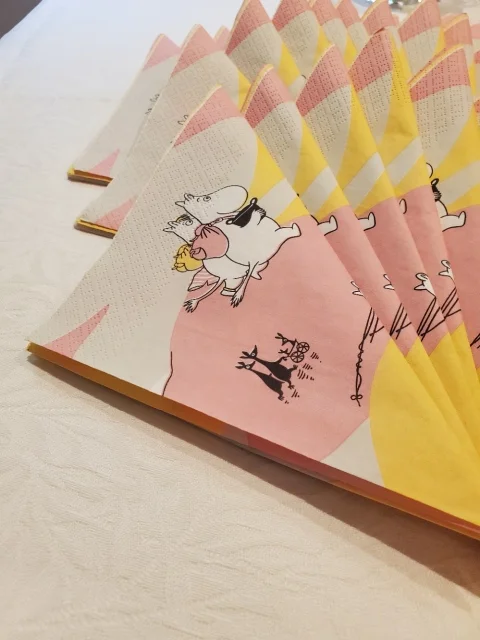 フィンランド大使館ムーミンアラビア発表会、立食パーティの様子
