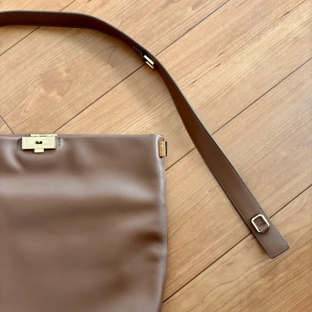 サイドの金具で長さ調整可能