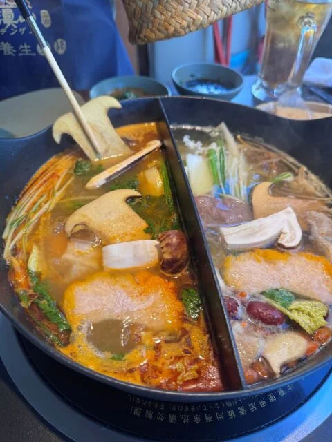 雲南　キノコ鍋　望滇山