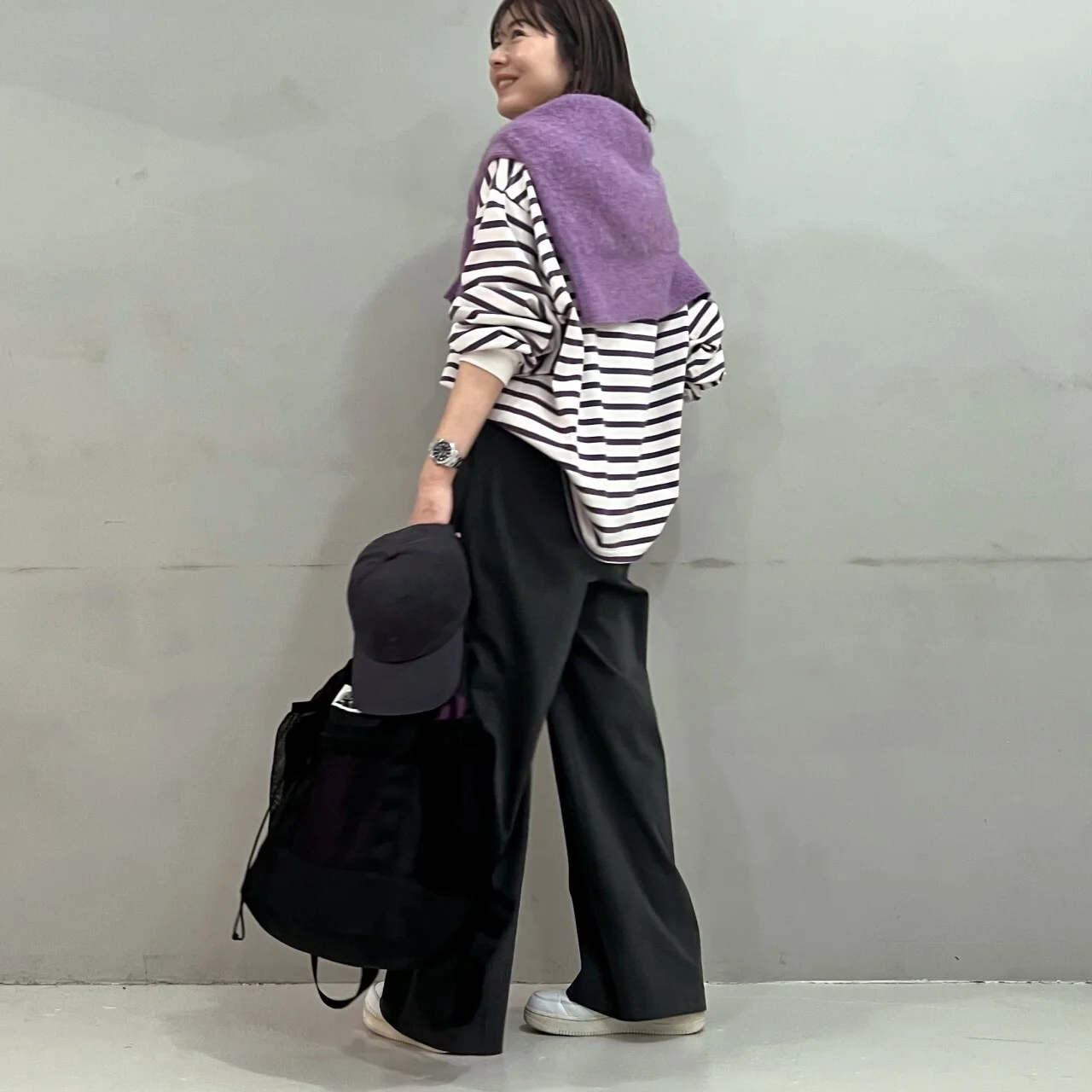 モヘア混ふわ軽コンパクトニットのラベンダーの肩掛けコーデ　ボーダーのカットソーとグレーのワイドパンツに合わせて