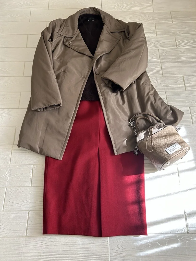 中綿トレンチと赤いタイトスカートのコーデ