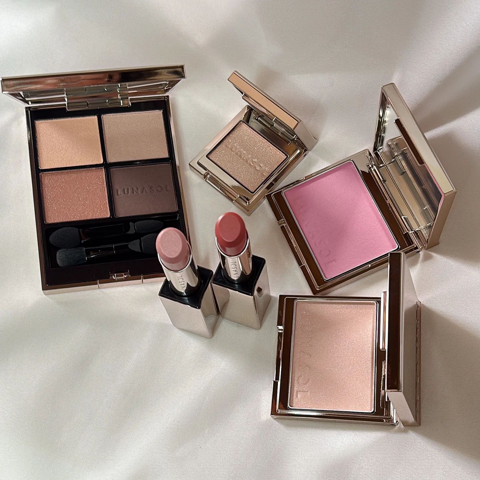 2026年春新色：最旬の幸せ顔を演出。マストバイはルナソルの“新定番”ベージュ【マーヴェラス原田の40代本気美容 #967】 