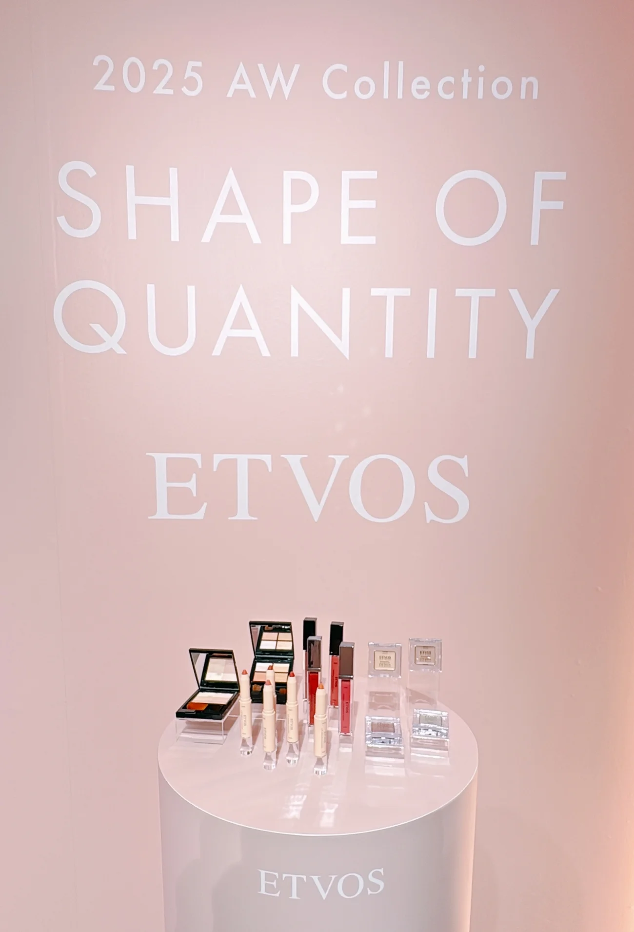 2025 新作コスメ 秋新色 発表会の写真 ETVOS 2025 AW Collection「SHAPE OF QUANTITY」 エトヴォス 発表会レポート