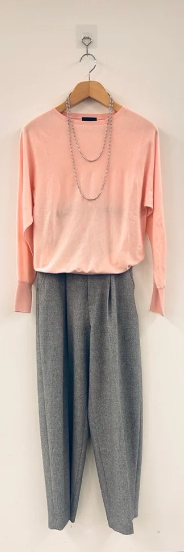 ツイード風腰高見えタックパンツと淡いピンクトップスのコーディネート