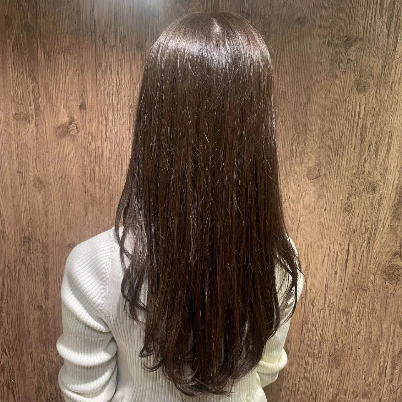 後ろから見た人気ランキング１位のロングヘアスタイル