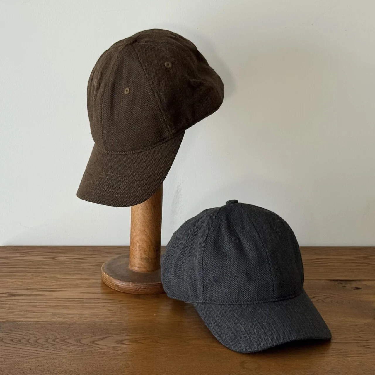 アパートバイと坪田あさみのコラボ　キャップ