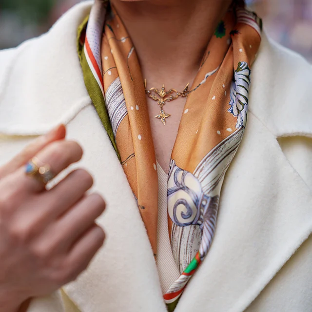 ベーシックな装いに、頼りになる小物