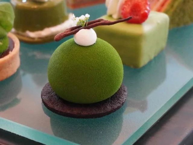 抹茶ムース　いちごとバジルのジュレ