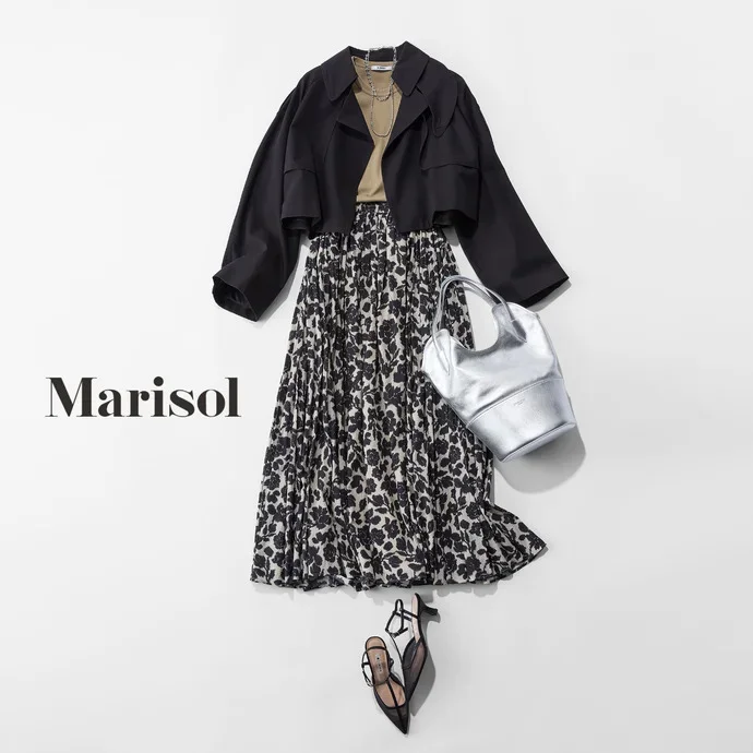 ライトブルーのコートのコーデ