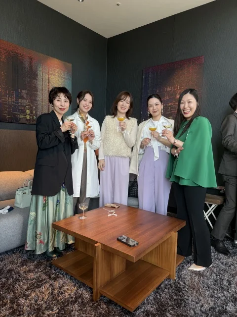 マリソル美女組オフ会の会場内、春色コーデの参加者が集まる華やかな雰囲気