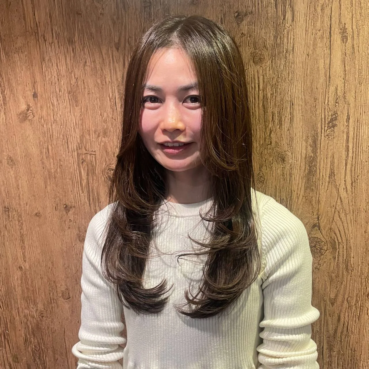 オリーブ系のカラーリングで透明感とほどよいくすみ感を出して【40代のロングヘア】