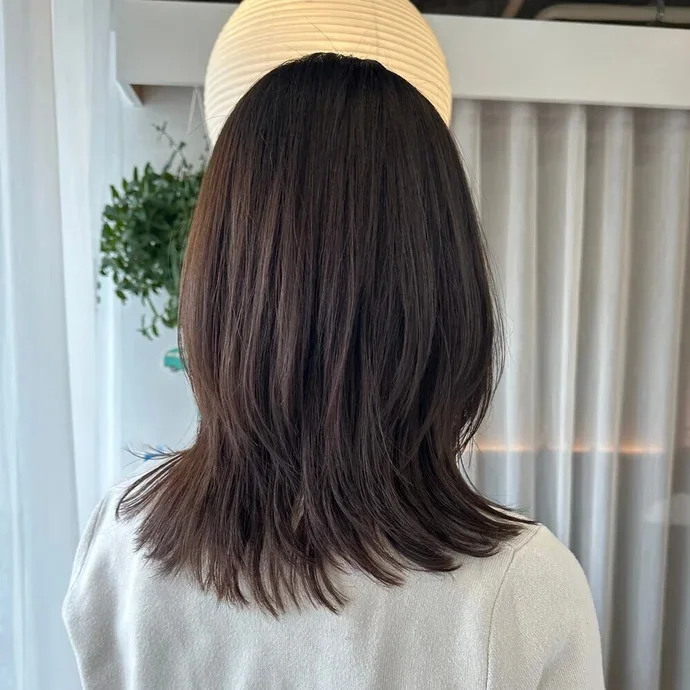 後ろから見た　40代人気ミディアムヘアスタイル８位