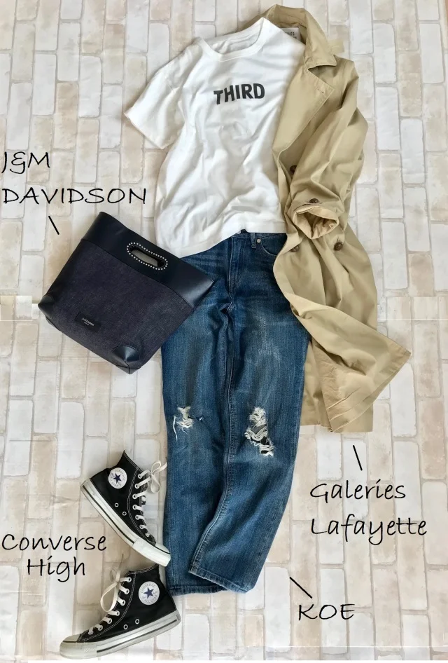 黒コンバースのハイカットスニーカー×Tシャツ＆デニムパンツのファッションコーデ