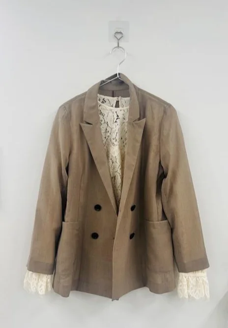 加藤かすみ×Ｍ7daysのレースブラウス　ブラウンのジャケットとのコーデ