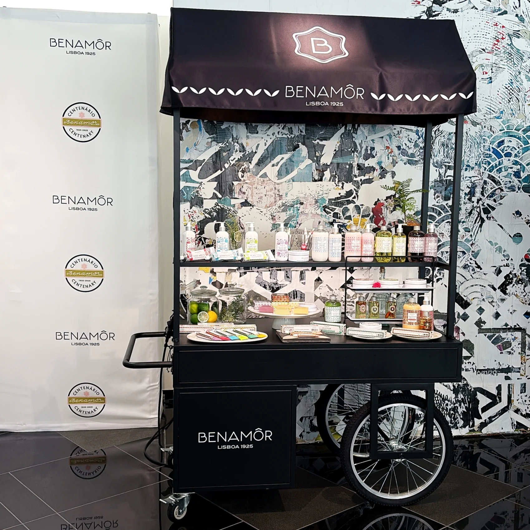 ポルトガルの首都・リスボンで薬剤師によって1925年に創業されたボタニカルビューティブランド「Benamôr（ベナモール）」。ポルトガル大使館で開催された、日本初上陸のお披露目会に行ってきました。  プレゼンテーション会場には、ベナモールのアイテムがずらりと並んだ愛らしいワゴンが。　発表会の写真