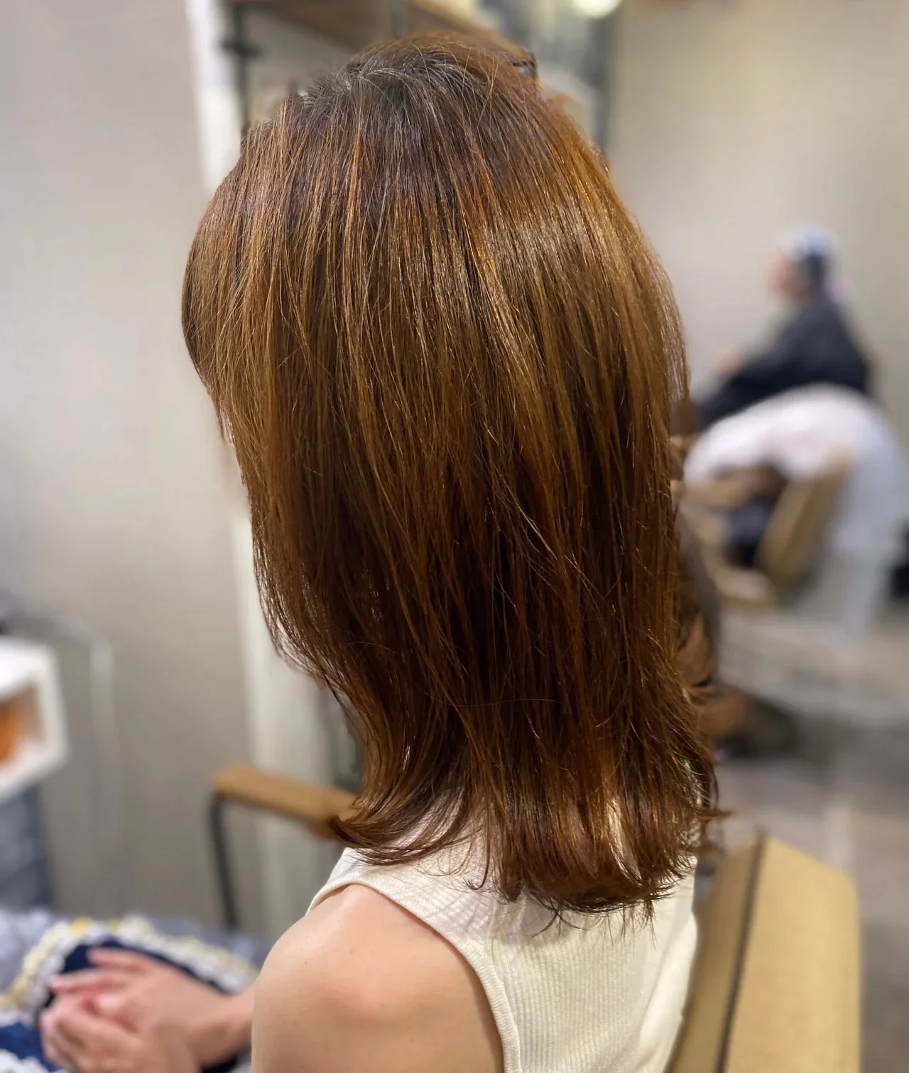 横から見た　40代に似合う髪型　ミディアムヘアスタイル人気ランキング４位