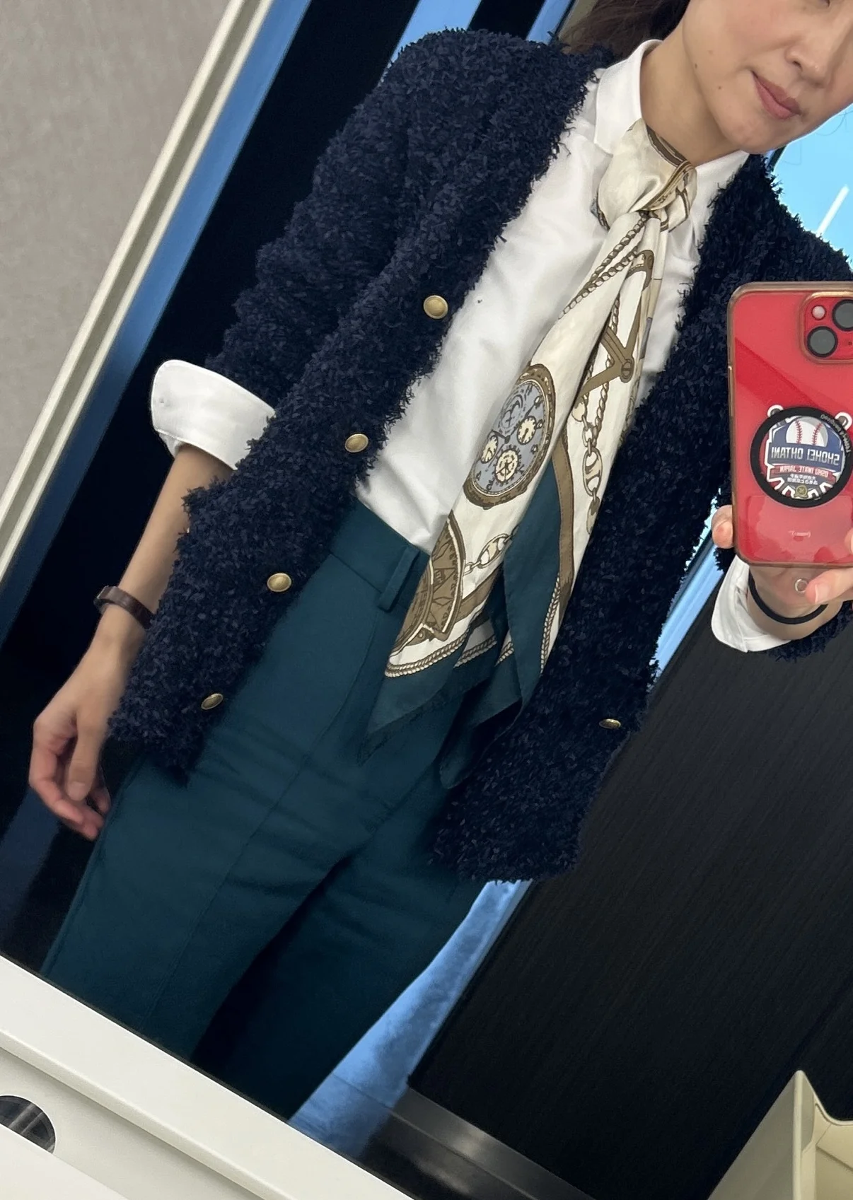 エグゼクティブ秘書のスカーフコーデ