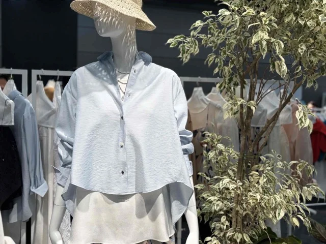 夏らしい爽やかカラーのシャツ