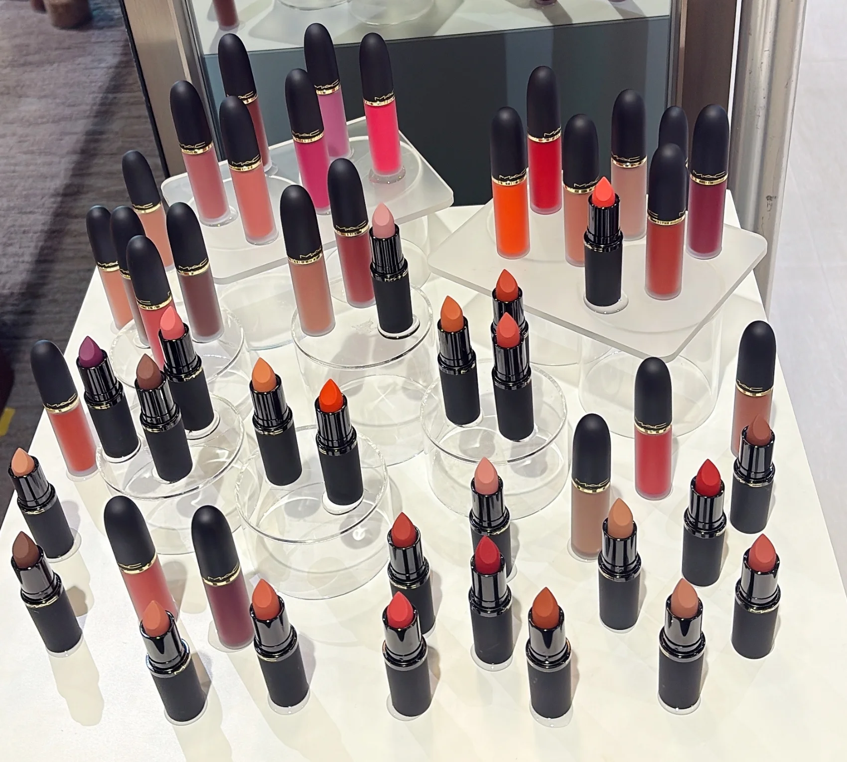 2026　新作コスメ　春新色　Ｍ・Ａ・Ｃ　ふたつのブラーリップ「パウダーキス」　パウダー キス ヘイジー マット リップスティック　全24色（うち新色12色） 各￥4840、パウダー キス リップ + チーク ムース　全28色（うち新色５色） 各￥4840／Ｍ・Ａ・Ｃ  ＊一部カラーは２月25日（水）発売