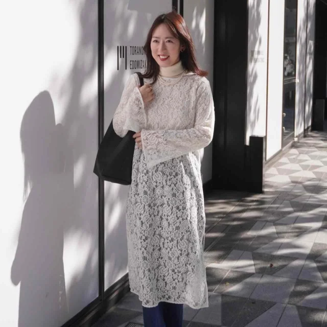 レースワンピースに合わせたのは「メリノリブタートルネックセーター」01 OFF WHITE