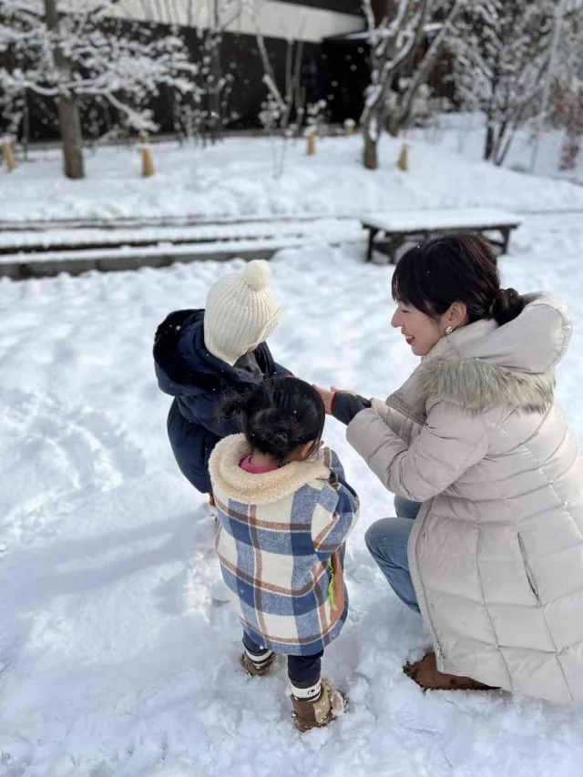 朝から雪遊び