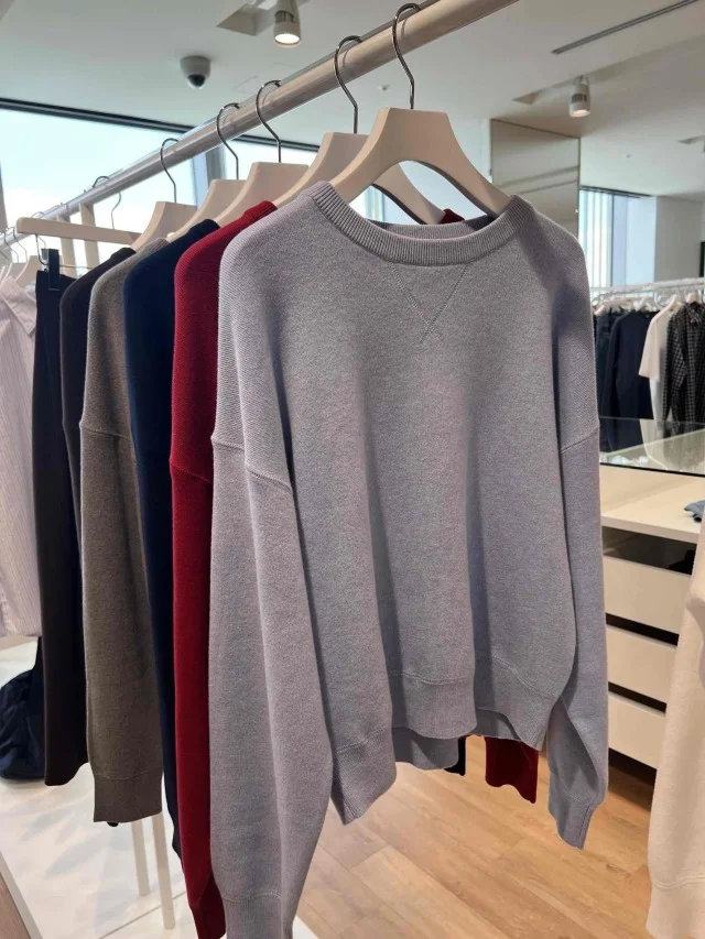 「スムースコットンクルーネックセーター（¥3,990）」