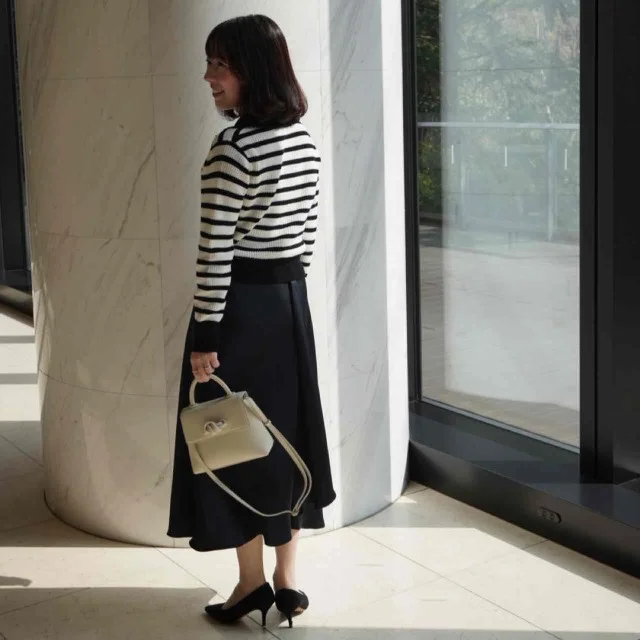 後ろはドレープデザインのサテンスカート