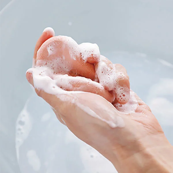 スポンジは片手でギュギュッと絞るように洗う。