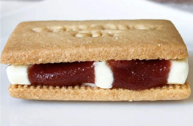 VERY RUBY CUT　いちごミルクサンド