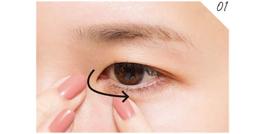 パテ系下地を薬指に少量取り、目頭の小ジワが気になる部分へＯＮ。軽く皮膚を引っぱりシワを伸ばすと塗りやすい。