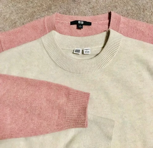 白ニット：プレミアムラムモックネックセーター　ピンクニット：プレミアムラムクルーネックセーター（共にユニクロ）