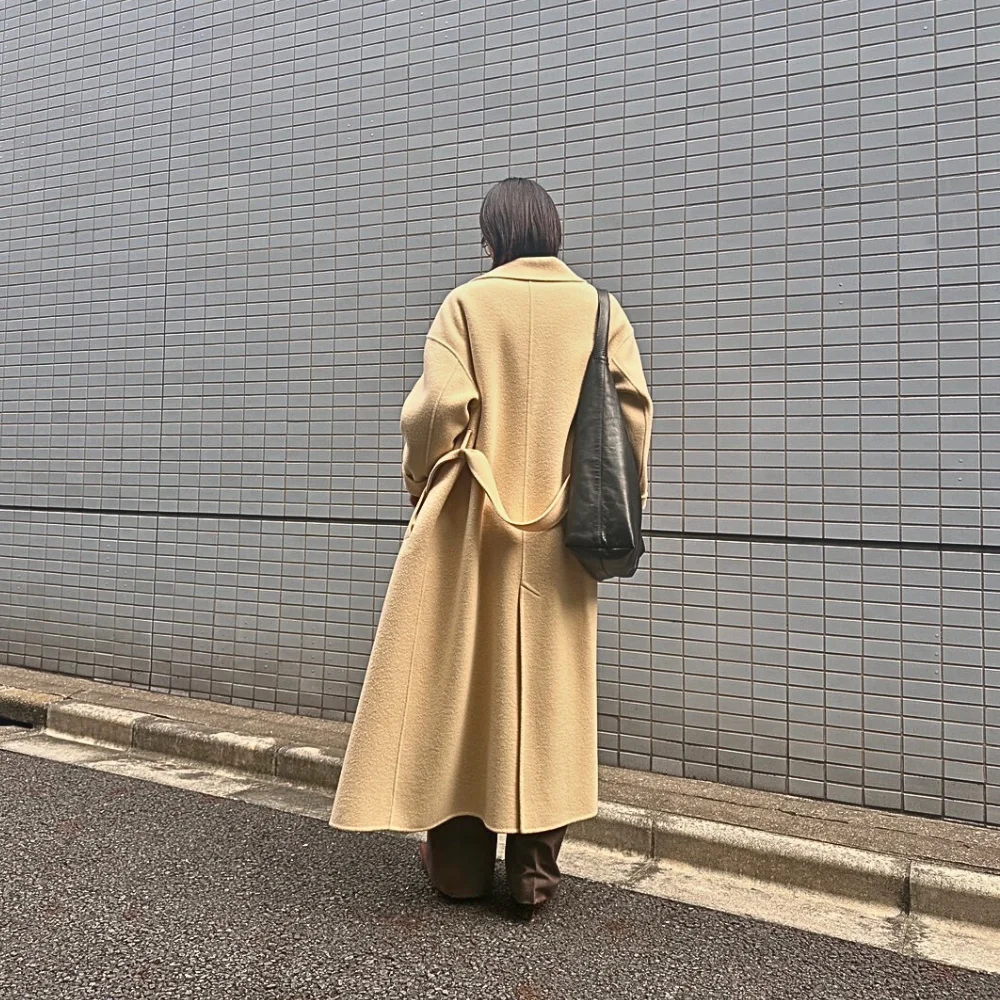 M7days ふわ軽リバーコートとブラウントップスとパンツのコーデ　バックスタイル