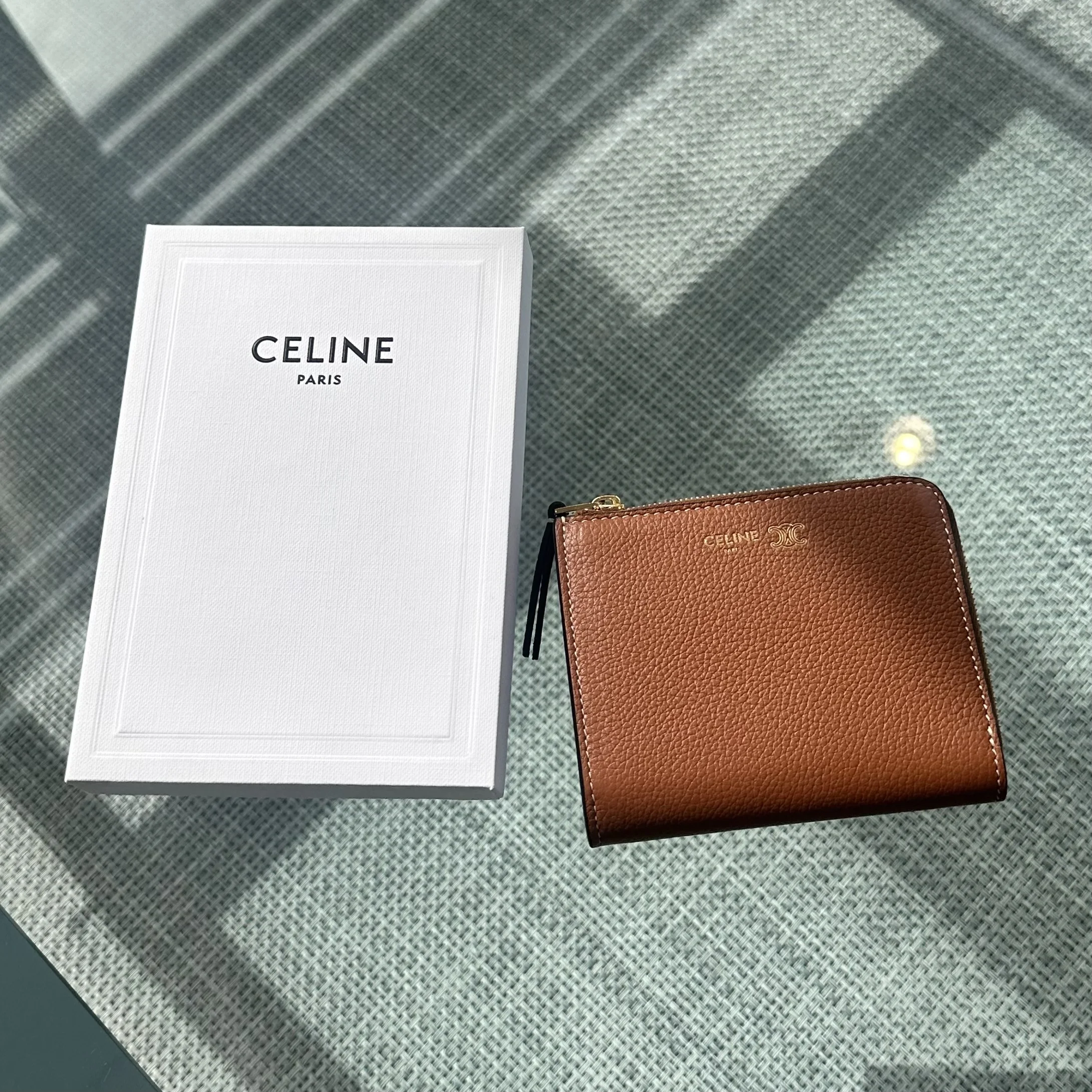  【CELINE】3/5は開運日！春の始まりに迎えた洗練バイカラーのコンパクトウォレット